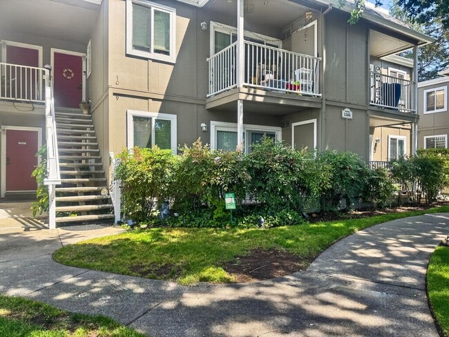 Building Photo - Gorgeous and Completely Remodeled Lower Level Unit 9