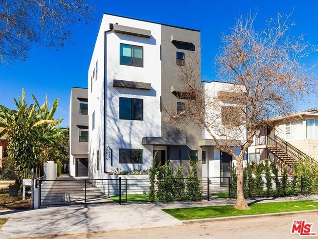 2817 Redondo Blvd