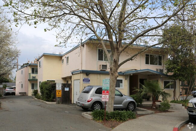 Riley Court Apartments - Riley Court Apartments