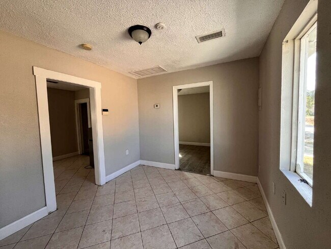 Photo - 2 Bedroom and 1 Bathroom apartment Unit B