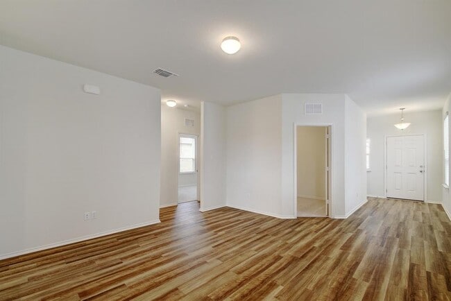 Photo - 320 Thornless Cir