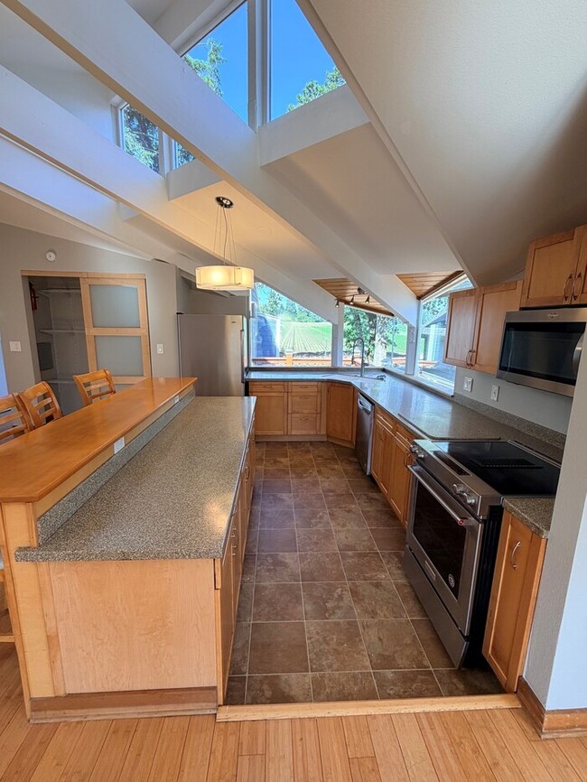 Spacious Home with Office, Studio, Workshop - Endless Possibilities!