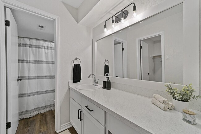 Photo - Lakeside Apartments