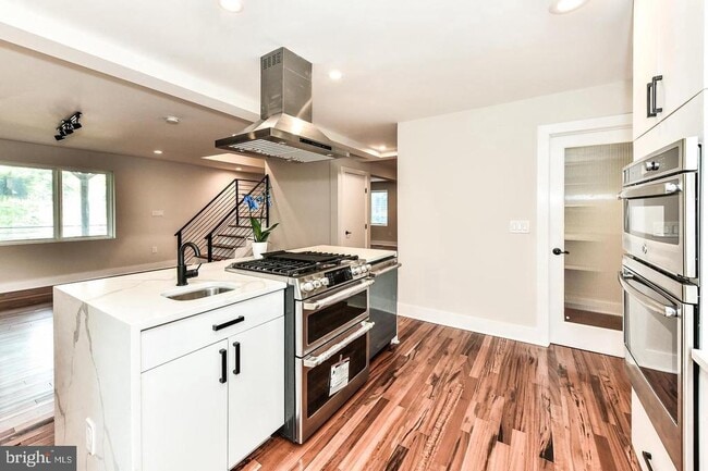 Photo - 5311 Roosevelt St