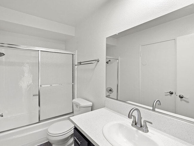 Baño de estilo moderno con ducha y bañera.