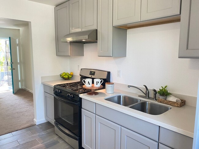 Building Photo - 1409 Carleton St Unit C