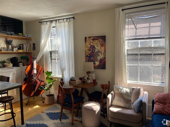 Building Photo - 27 S Russell St Unit 2 Rental
