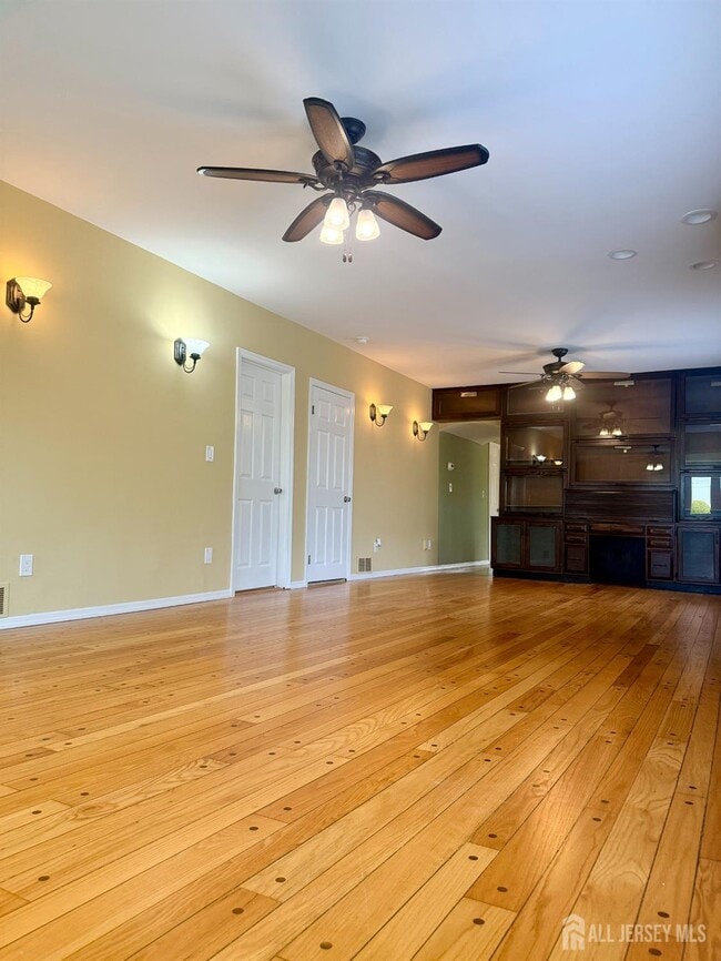 Photo - 363 Portia St