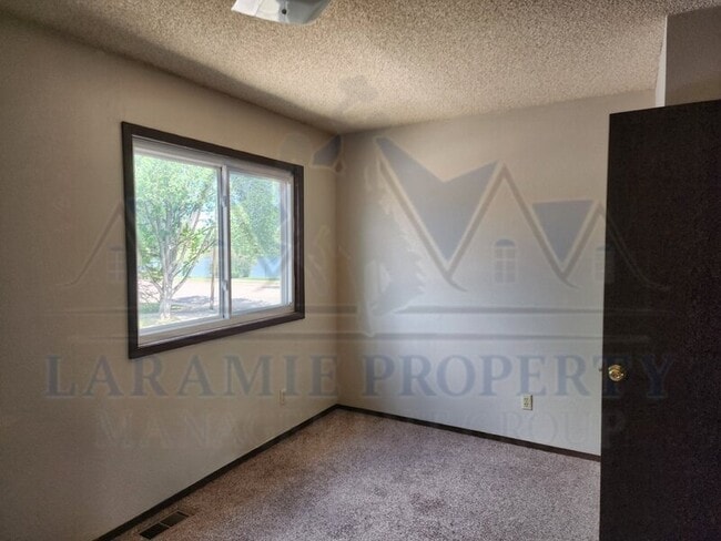 Photo - 869 N 8th St