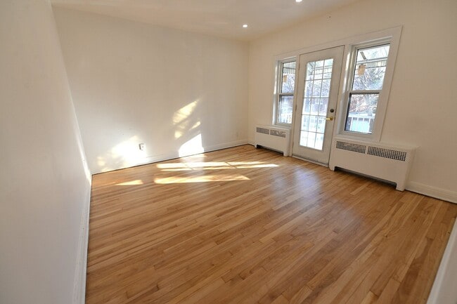 Building Photo - 973 Rue Tait Unit 4