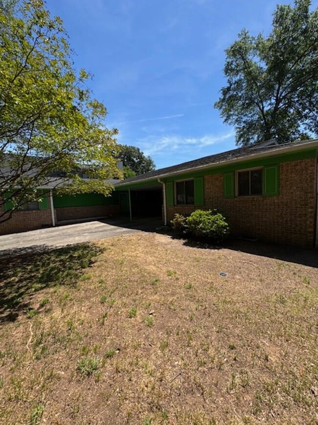 Photo - 2 Bedroom, 1 Bath duplex (right side unit) close to downtown Greenville with hardwood floors, a l...