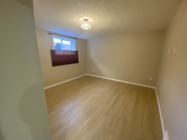 Photo - 723 Royal Crt NW
