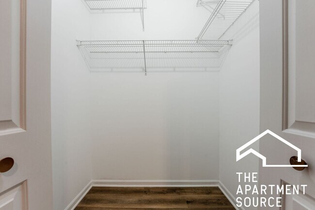 Photo - HUGE 2BR/1BA Close to Blue Line! Unidad 35-2