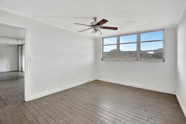 Photo - 9400 N Hollybrook Lake Dr Unit 105