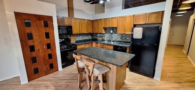 Kitchen - 226 N Clinton St Unit 321