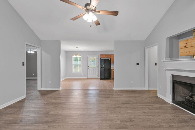 Photo - 104 Elbert Way