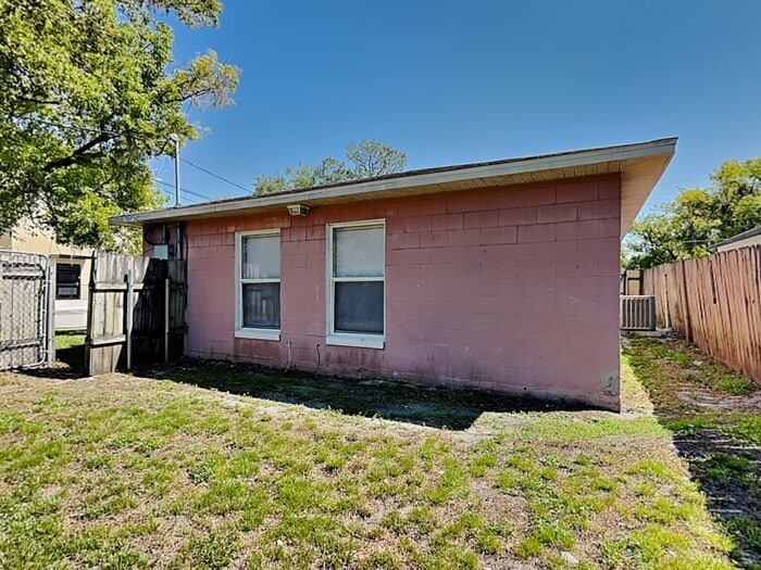 Photo - 1003 W June St