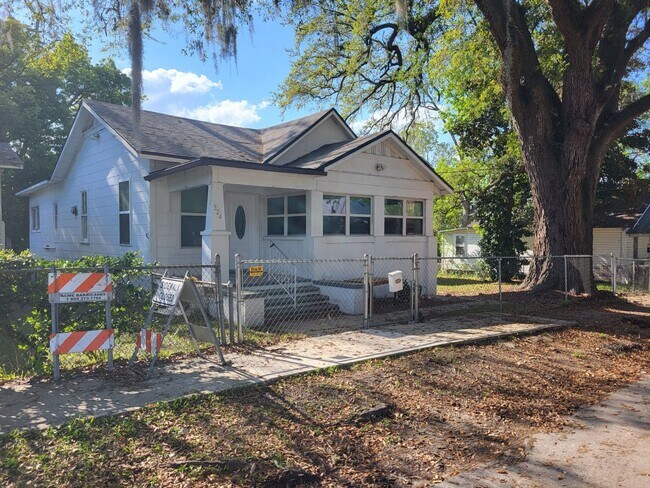 Photo - 324 Nixon St