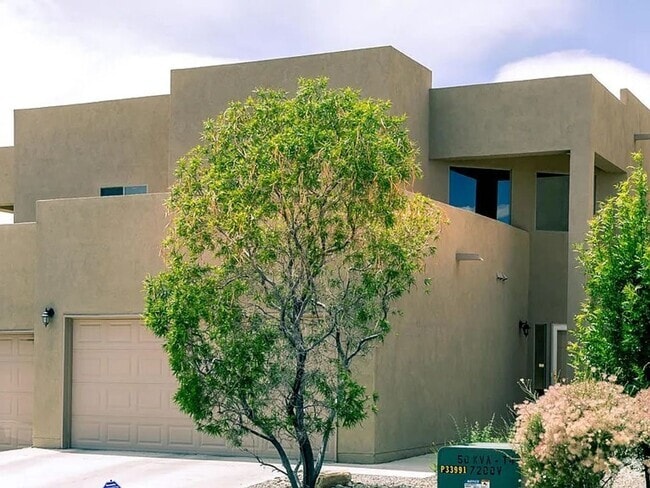 Building Photo - 3 Bedroom 3 Bath 2 car garage. Townhome in...