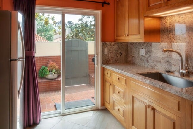 Photo - Spacious & Bright 3 Bedroom End Unit Condo in Prime Location