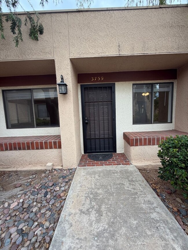 Building Photo - Stunning Midtown 2 Bedroom 2 Bath Townhome in Gated Community!