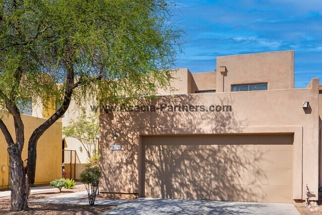 Building Photo - Spacious Three Bedroom Home