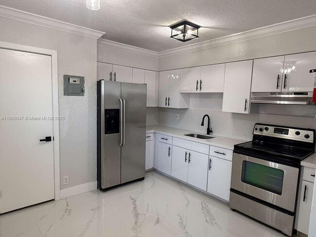 Building Photo - 3128 SW 12th Pl Unit 4