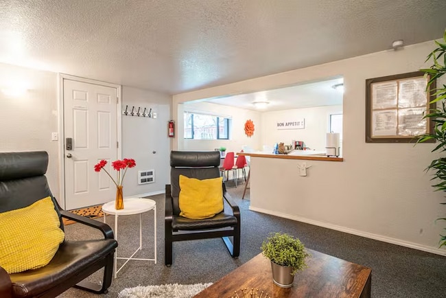 Photo - 323 N 46th St