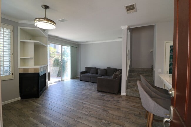 Photo - Townhome for Lease in Valencia!