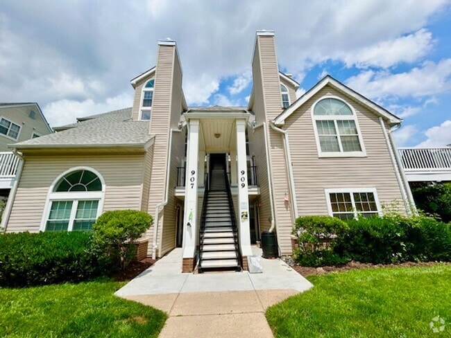 Building Photo - Beautiful 2-Level top floor condo close to...