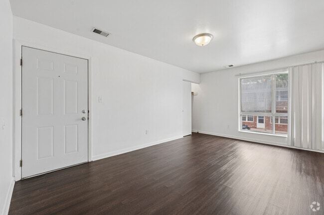 2BR, 1BA - 695SF - Living Room - Grant Street Apartments