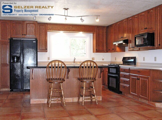 Photo - Roomy & fully equipped 4+ bd. home in Deerwood Estates!