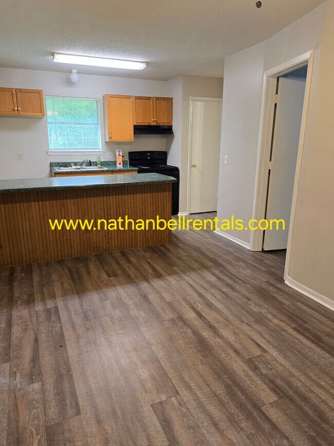 Photo - 748 8th St SE
