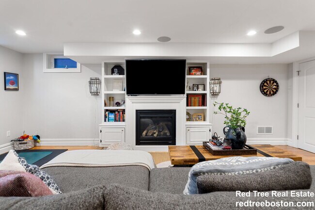 Photo - 687 E 6th St