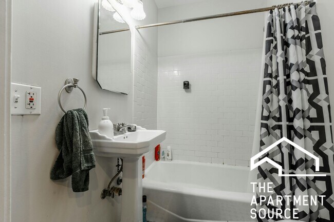 Photo - 3010 N Greenview Ave Unit 1F