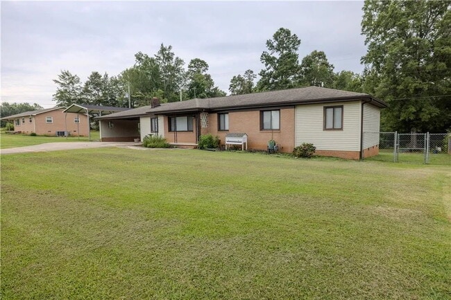 Building Photo - 3 Bedroom Home w/ Workshop and Fenced Yard