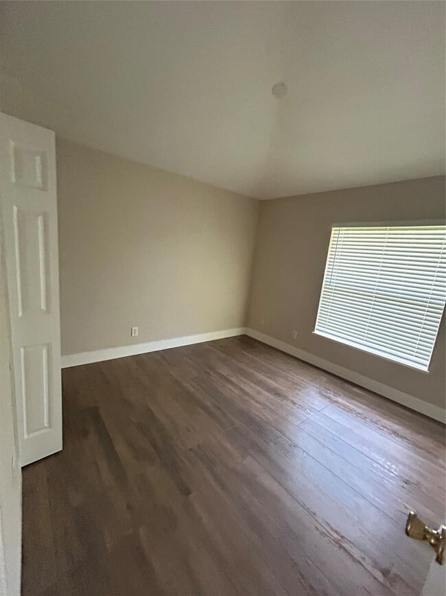 Photo - 214 Eldron Blvd NE