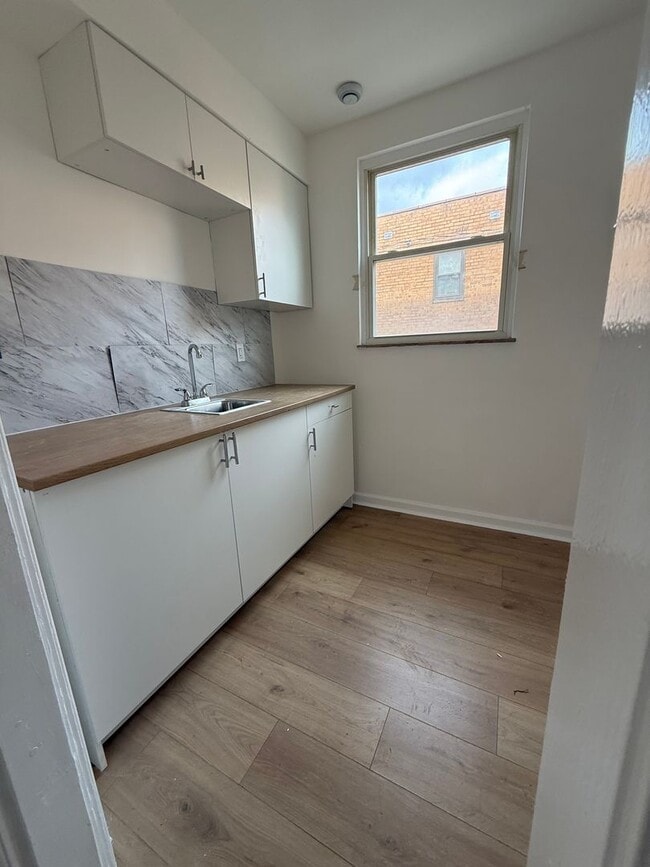 Photo - 17927 Lakeshore Boulevard