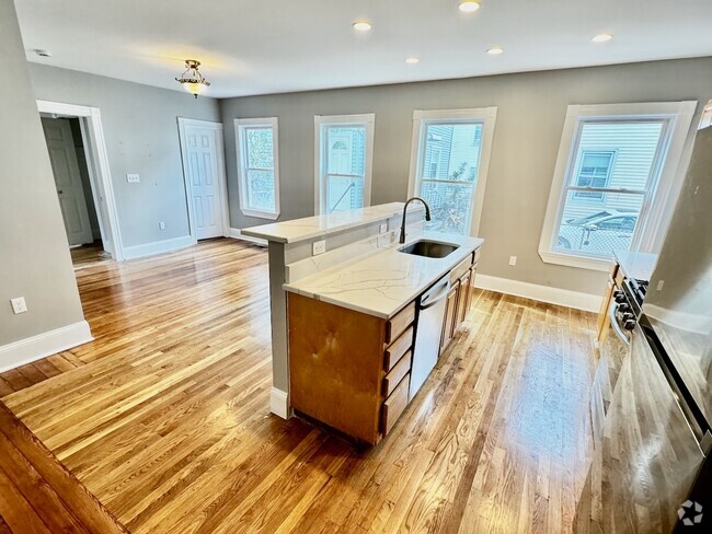 Building Photo - Full Luxury Renovation!  Laundry in Buildi... Rental