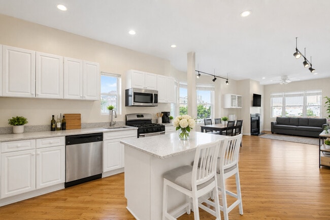 Photo - 1549 W Barry Ave