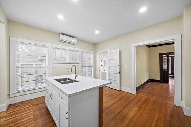Building Photo - 811 Sul Ross St Unit 2