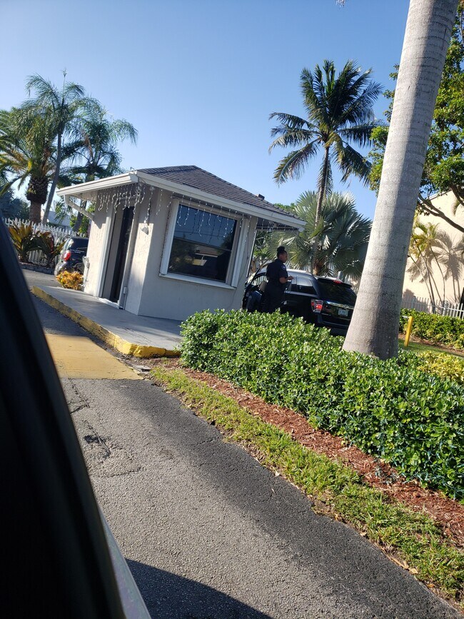 Gate - 1120 N Franklin Ave Unit 1120G