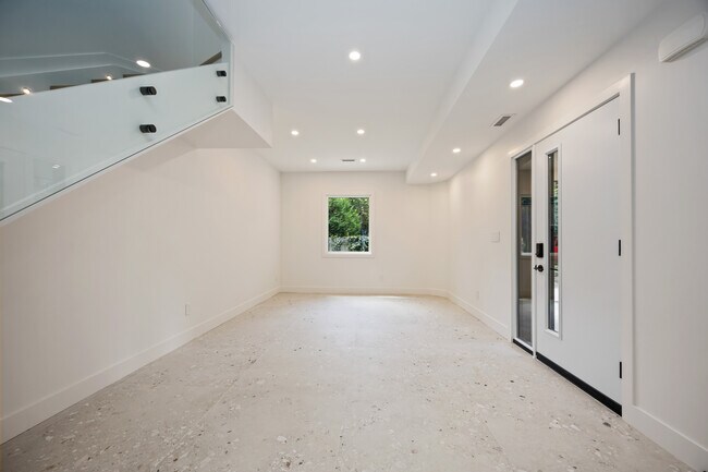 Photo - 308 St. George St