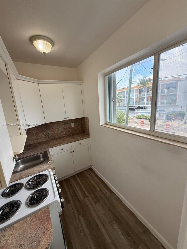 Photo - 469 SW 3rd St Unit 6