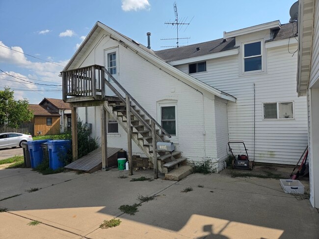 904 1/2 Cleveland St Unit Duplex - upstairs