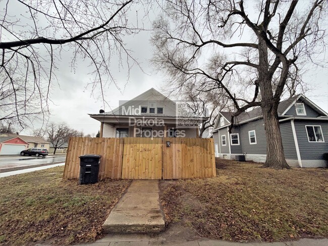 Building Photo - 421 E 7th- 3 bedroom house