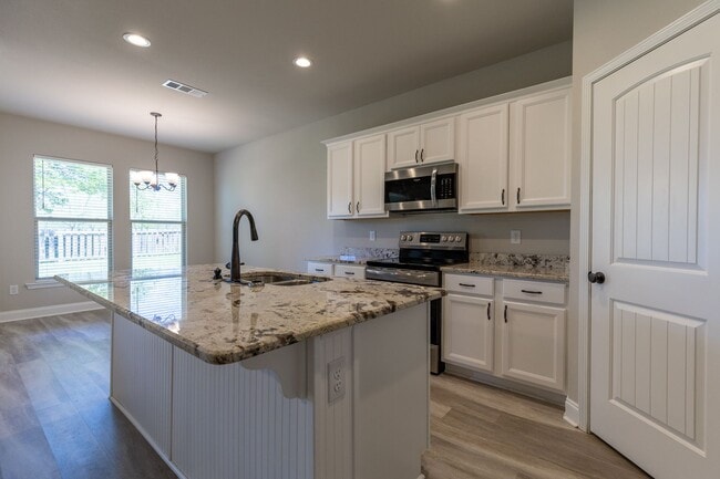 Photo - 3 Bedrooms / 2 Bathrooms in Silverhill! Mid-August