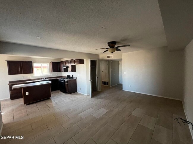 Photo - 7500 Howard St