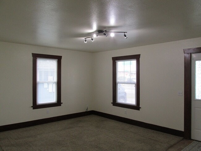 110-114 E Hazel Ave