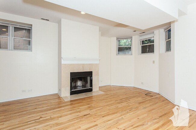 Building Photo - 2320 N Southport Ave Unit g Rental